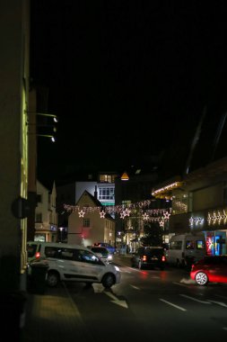 Alışveriş Merkezi Noel döneminde işlek yolda trafik ile şehir munich yakınındaki güney Almanya geceleri Aralık ve stuttgart