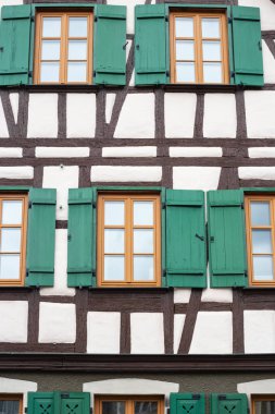 çerçeve tarihi bina cephesi ile Güney Almanya schwaebisch gmuend İmparatorluk şehrinde yeşil pancurlar