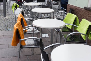 bir tatile bahar öğleden sonra Güney Almanya tarihi şehirde oturma Cafe bistro masa sandalye