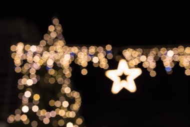 bulanık Noel Noel ağacı şehrin güney Almanya Münih ve stuttgart yakınındaki Aralık akşam tarihi satış alanı'nda