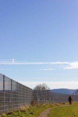 Almanya'da Aralık güneşli bir günde açık yürüyüş Bayan.