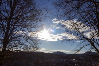 Aralık mavi gökyüzü ile ağaçlar ve Güney Almanya kırsal kırsal şehir Münih stuttgart yakınındaki Fırtına yaklaşırken önce bulutlar