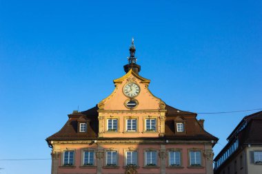 Belediye Binası cephesi Güney Almanya tarihi kent schwaebisch gmuend saat ve çan kulesi ile