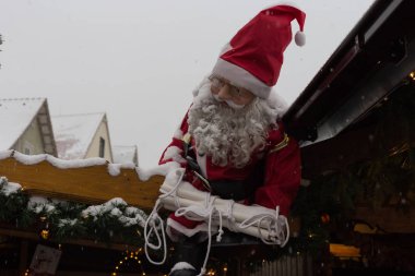 Işıklar lambaları ve süs şehirde Güney Almanya Münih ve stuttgart yakınındaki advent tarihsel bir Pazar Aralık saat 3 ile Noel piyasasında kar yağışı