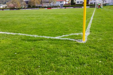 Amatör Futbol maçı güneşli bahar gün basit stadyum üzerinde oynarken amatör futbol sahası ve oyuncular ayrıntılarını hazırlamak