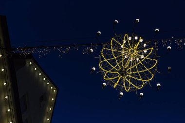 bir parlaklık, Münih ve stuttgart yakınındaki tarihi bir şehirde Aralık advent Noel Pazar mavi saatte çeşitleri