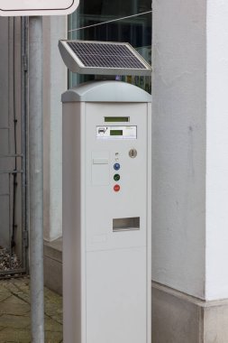 Bilet satış makinesi Güney Almanya tarihi şehir içinde ilkbahar otopark