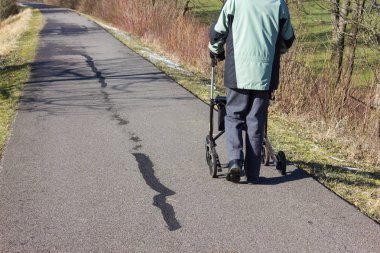 komuta sizde rollator bikeway ve güneşli kış günü Güney Almanya'da mavi gökyüzü ile ile