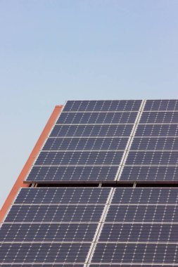 mavi gökyüzü güneşli bir bahar günü, çatıda güneş paneli