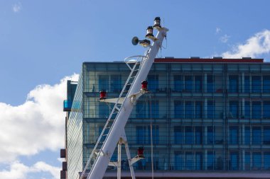 Hamburg gemi teçhizatları ve Dock ayrıntılarını baca dumanı üzerinde bir sprintime Mart öğleden sonra güneş mavi gökyüzü ve bulutlar ile parlak