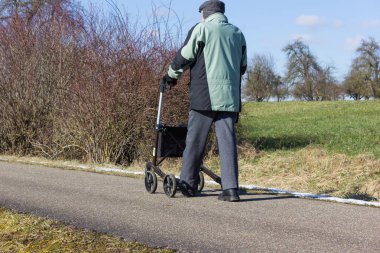komuta sizde rollator bikeway ve güneşli kış günü Güney Almanya'da mavi gökyüzü ile ile
