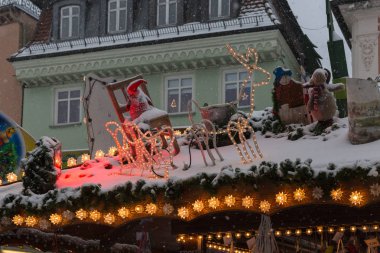 Işıklar lambaları ve süs şehirde Güney Almanya Münih ve stuttgart yakınındaki advent tarihsel bir Pazar Aralık saat 3 ile Noel piyasasında kar yağışı