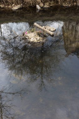 nehir yüzen nesneler ve küçük dalgalar halinde güneye Alman tarihi kent Doğu bahar yansıtma ile yüzey görünümü