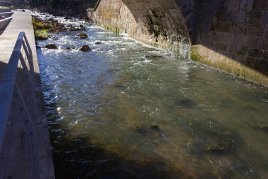 Aralık ayında köprü ve beton elemanları ile bir riverside Bulvarında Noel advent Güney Almanya'da Münih şehir ve stuttgart yakınındaki güneşli gün mavi