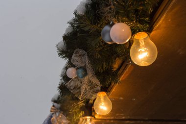 Işıklar lambaları ve süs şehirde Güney Almanya Münih ve stuttgart yakınındaki advent tarihsel bir Pazar Aralık saat 3 ile Noel piyasasında kar yağışı