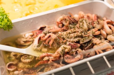 Akdeniz Balık ve antipasti semt pazarı üzerinde beyaz porselen tabak yeşil salata ve patlıcan sebze ile dekore edilmiş