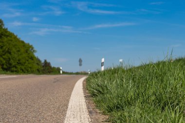 yol Güney Almanya'da bir güneş mavi gökyüzü tatil bahar peyzaj