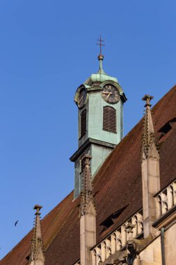 cepheler ve güneşli bahar mutlu bir tatil tarihi kiliseyle çatılarına