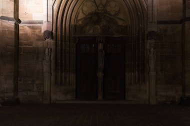 sylvester akşam şehir Münih ve stuttgart yakınındaki Güney Almanya'da bir şehir içinde eski katedral cephe