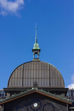 Hamburg balık pazarı mimari cephe detayları ve Kuzey Almanya güzel simgesel yapı bir bahar sıcak güneş üzerinde mavi gökyüzü