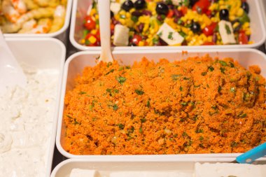 Akdeniz zeytin ve zeytin ezmesi bir semt pazarı üzerinde beyaz porselen tabak yeşil salata ve patlıcan sebze ile dekore edilmiş