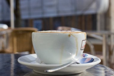 fincan kapuçino Şubat güneşli öğleden sonra Güney Almanya'da bir şehir, bir kafede karnaval çikolata süslemeli