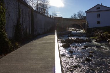 Aralık ayında köprü ve beton elemanları ile bir riverside Bulvarında Noel advent Güney Almanya'da Münih şehir ve stuttgart yakınındaki güneşli gün mavi