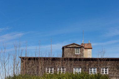 cepheler ve çatıları Paskalya tatil güneşli mavi gökyüzü gün Güney Alman Alpleri üzerinde eski bir Havaalanı