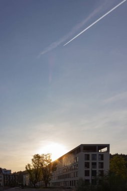 modern ofis bina bahar akşam şehir stuttgart yakınındaki Güney Almanya'da güneş ışınları ile gün batımında