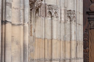 kahverengi ve turuncu gri taş rengi ve yapısı ile Güney Almanya'da Katolik Kilisesi cephe