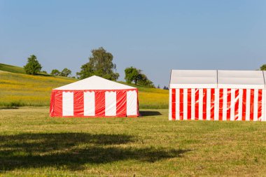 kırmızı beyaz çizgili bahar çayırda Güney Almanya mavi gökyüzü güneşli gün gölgelik