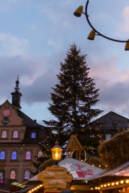 Aralık ayı kış akşam itibariyle advent Noel pazarında Almanya Noel süsleri.