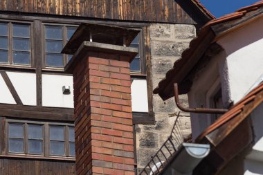 çatı Çatı Cephe Güney Almanya mavi gökyüzünde bahar gün üzerinden antenle