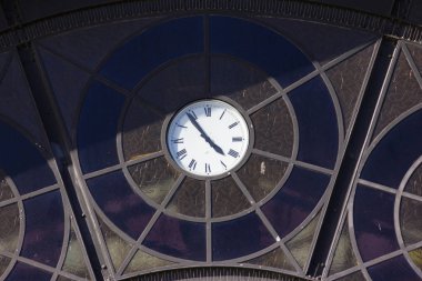 Hamburg balık pazarı mimari cephe detayları ve Kuzey Almanya güzel simgesel yapı bir bahar sıcak güneş üzerinde mavi gökyüzü