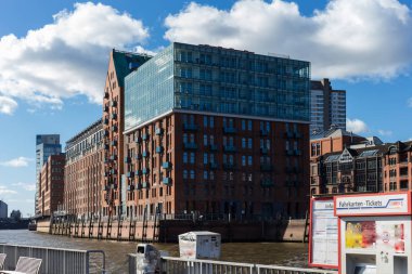 Hamburg balık pazarı mimari cephe detayları ve Kuzey Almanya güzel simgesel yapı bir bahar sıcak güneş üzerinde mavi gökyüzü