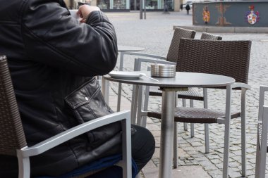 bir tatile bahar öğleden sonra Güney Almanya tarihi şehirde oturma Cafe bistro masa sandalye