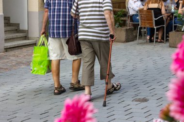 insanlar arkasında pembe çiçek bahar Güney Almanya şehir merkezi alışveriş