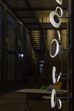 şehirde tarihi Romantik bahar akşam, Güney Almanya mavi saatte Windows cepheler