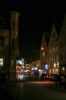 Alışveriş Merkezi Noel döneminde işlek yolda trafik ile şehir munich yakınındaki güney Almanya geceleri Aralık ve stuttgart