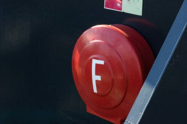 Hamburg gemi teçhizatları ve Dock ayrıntıları bir sprintime Mart öğleden sonra güneş mavi gökyüzü ve bulutlar ile parlak