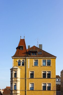 Güney Almanya tarihi Bulvarı'nda bahar güneşli gün, şehir cepheler