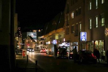 Alışveriş Merkezi Noel döneminde işlek yolda trafik ile şehir munich yakınındaki güney Almanya geceleri Aralık ve stuttgart