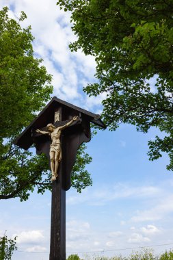 İsa'nın Haç wayside bahar mavi gökyüzü güney Almanya'nın üzerinde