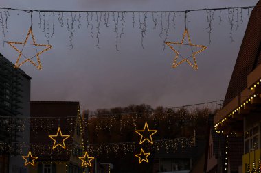 Kış akşam saat binalar ve tarihi şehir şehir munich yakınındaki güney Almanya ve stuttgart Aralık adlı bir advent xmas piyasada renkli gökyüzü mavi