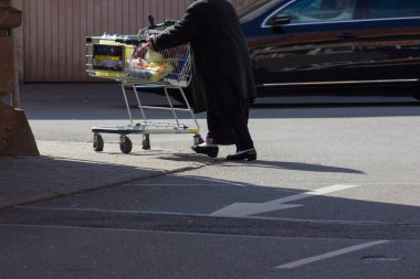 Güney Almanya tarihi şehir güneşli bir bahar alışveriş sepeti ile yabancı Müslüman Türk üst düzey Bayan