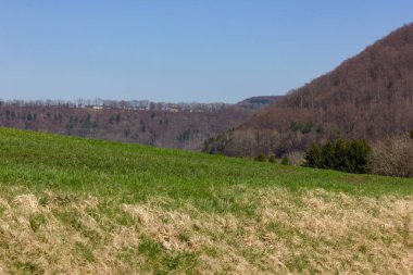 Merkezi Almanca Uplands Paskalya bahar tatil mavi gökyüzü ve yeşil alanların orman ağaçları ile