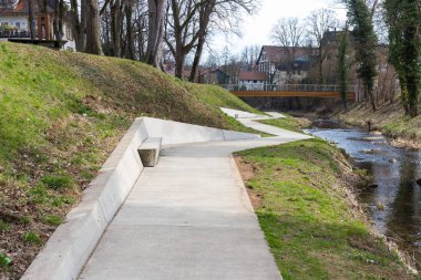 patika boyunca riverside adlı Doğu Güney Almanya kırsal tatil ilkbaharda