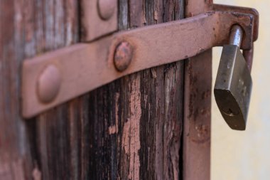 tarihi şehir arka bahçe alanında bir vintage kapı çubuğundaki güvenlik kilidi