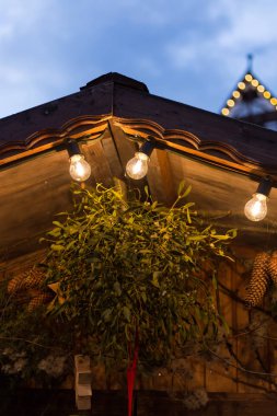 Aralık ayı kış akşam itibariyle advent Noel pazarında Almanya Noel süsleri.