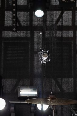 siyah beyaz lambalar kiriş ve arka plan ile müzisyenler sahne